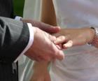 Το χέρι της νύφης με το δαχτυλίδι και το χέρι του γαμπρού